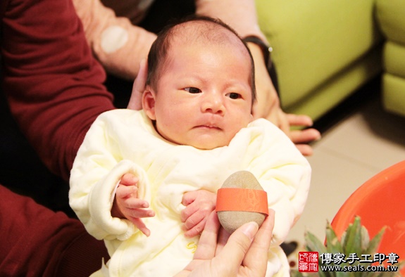 剃胎毛、滿月剃頭、嬰兒剃頭、嬰兒理髮、嬰兒剃髮、嬰兒剃胎毛、嬰兒滿月剃頭、寶寶剃頭、剃胎毛儀式、剃胎毛吉祥話、滿月剃頭儀式、滿月剃頭吉祥話、寶寶剃胎毛、寶寶滿月剃頭理髮、 新竹湖口剃胎毛、新竹湖口滿月剃頭、 新竹湖口嬰兒剃頭剃胎毛、新竹湖口嬰兒理髮、新竹湖口嬰兒剃髮、黃寶寶(新竹湖口到府嬰兒寶寶滿月剃頭理髮、免費到府嬰兒剃胎毛儀式吉祥話)。到府剃頭剃胎毛主持、專業拍照、DVD光碟、證書。★購買「臍帶章、肚臍章、胎毛筆刷印章」贈送：剃頭、收涎、抓周，三選一。2016.01.07 照片5